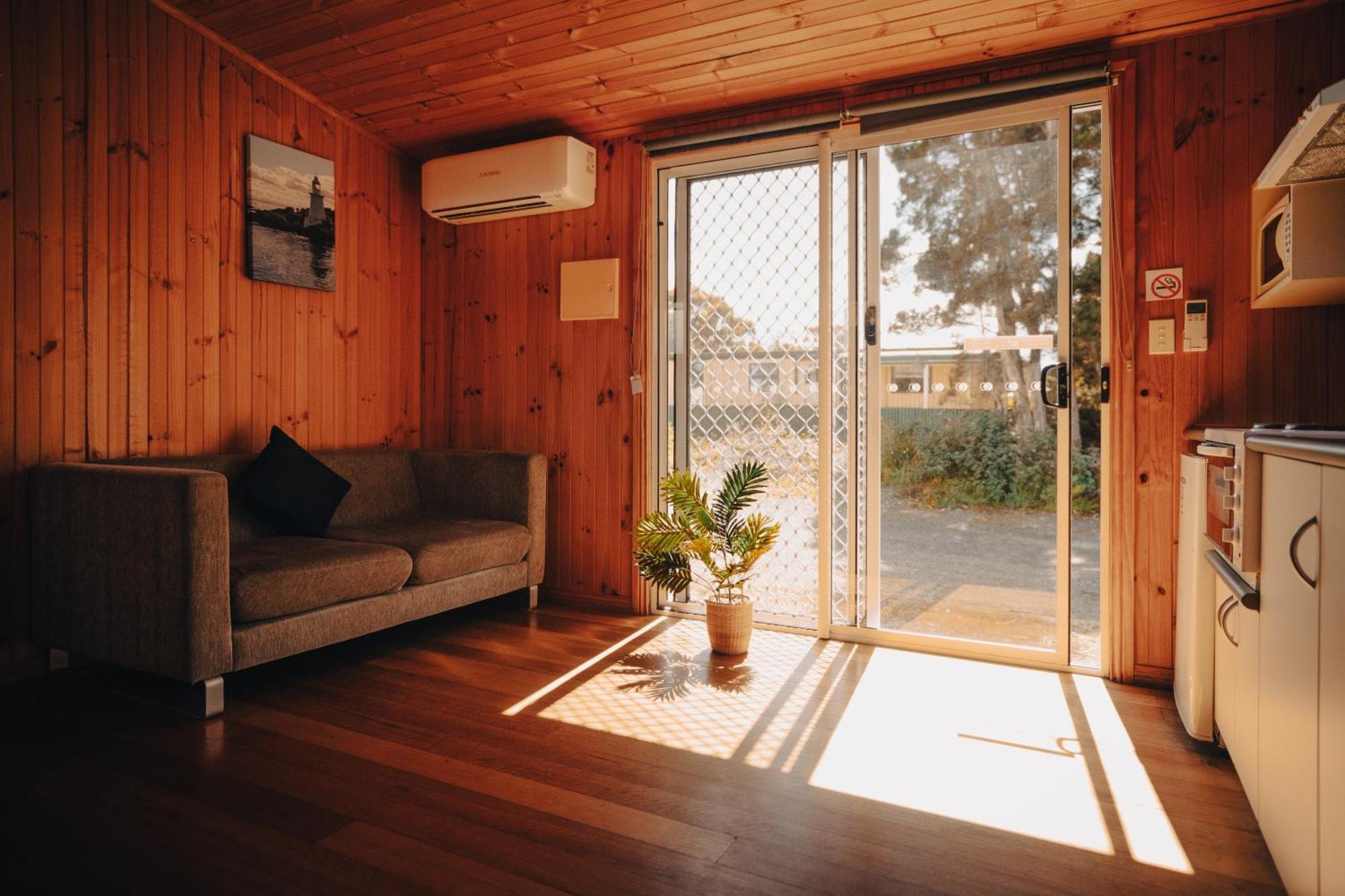 Strahan Beach Tourist Park エクステリア 写真